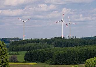 Windpark am Horizont bei Tag